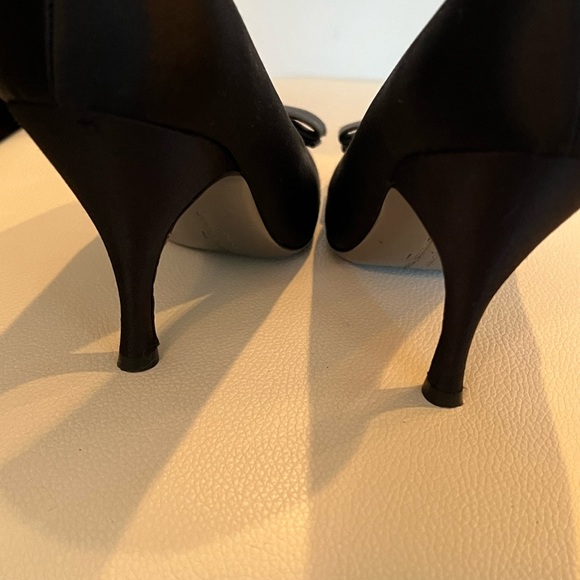 Salvatore Ferragamo Vara Bow satin pumps size 4 1/2b - Picture 4 of 6